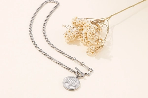 Détail du collier Arbre de Vie en argent avec maille gourmette et fermoir en T