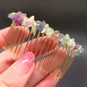 Dettagli del pettine per capelli fatto a mano con pietre di cristallo e filo d'oro