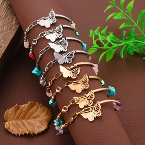 Détail de l'ensemble de bracelets papillon avec pierres naturelles et perles en métal