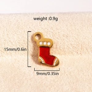 Details des roten Weihnachtssocken-Anhängers mit Maßen 15mm x 9mm und einem Gewicht von 0,9g