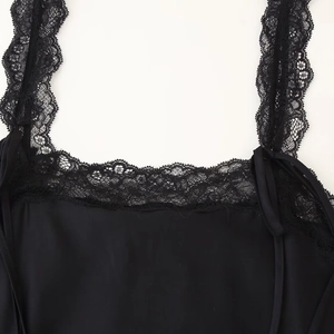Elegante abito sottoveste in raso nero da donna con pizzo delicato e silhouette a linea H