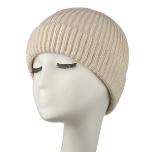 Bonnet en maille côtelée verticale beige clair classique avec bord à revers d'hiver