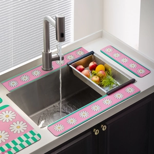 Tappetino assorbente in diatomite rosa con margherite per lavandino e protezione paraspruzzi