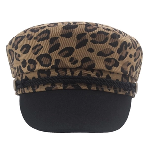 Casquette gavroche léopard élégante avec visière noire et détail de corde tressée