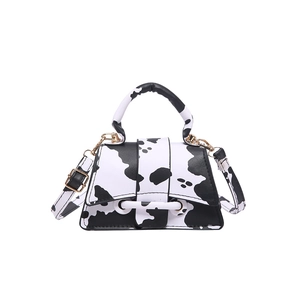 Mini sac à main imprimé vache avec bandoulière réglable et détails métalliques dorés