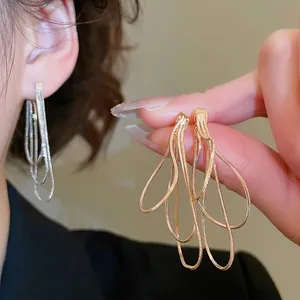 Boucles d'oreilles créoles avec pampilles métalliques en couches dorées et argentées