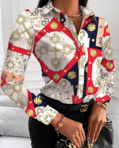 Detail der eleganten Langarm-Satinbluse mit Golddruck und einreihiger Knopfleiste