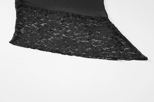 Détail du haut moulant noir montrant la bordure en dentelle complexe et l'ourlet lisse