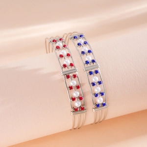 Detailansicht eleganter dreilagiger offener Armbänder mit Perlen und roten oder blauen Steinen