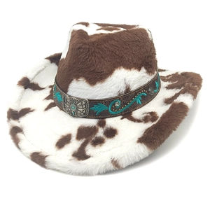 Détail d'un chapeau de cowboy en fausse fourrure à motif vache avec bande en cuir brodée