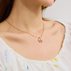Collier Pendentif Nœud En Acier Inoxydable Avec Zirconia Clair Chaîne Satellite Plaquée Or Bijoux Doux Pour Femmes Quotidien