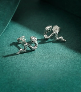 Detailaufnahme von S925 Sterlingsilber Schlangen-Ohrsteckern mit Vintage-Schuppenstruktur