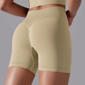 Détail du short de yoga sans couture taille haute avec ligne en V fessier et maille élastique