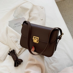 Borsa a tracolla quadrata in pelle marrone con chiusura dorata per l'uso quotidiano