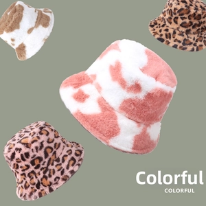 Vue détaillée des chapeaux bobs en fausse fourrure aux motifs léopard et vache