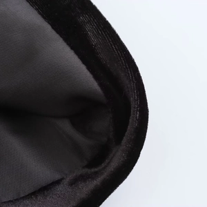 Elegante mini vestido de terciopelo negro sin mangas con lazo decorativo para fiestas