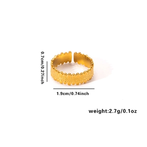 Détail de la bague ajustable en acier inoxydable doré avec texture perlée ondulée et taille
