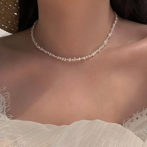 Detailansicht der zarten Barock Süßwasserperlen Choker Kette, feine Perlentextur und Glanz.