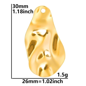 Vue détaillée du pendentif irrégulier doré avec dimensions 30mm hauteur et 26mm largeur