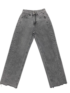 Détails du denim gris délavé montrant le bouton métallique et les bords effilochés