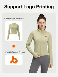 Dettaglio della giacca termica da yoga verde oliva slim fit con fori per i pollici