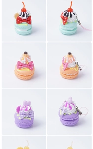 Vista dettagliata di portachiavi a forma di macaron in PVC con crema e fiocchi