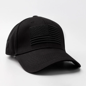Dettaglio del ricamo 3D della bandiera americana su cappello baseball in cotone nero
