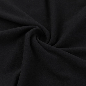 Vue macro de la texture du tissu noir haute densité avec un drapé élégant pour la robe