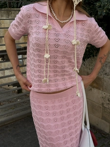 Detailed knit pattern and polo collar on pink two-piece skirt set for women