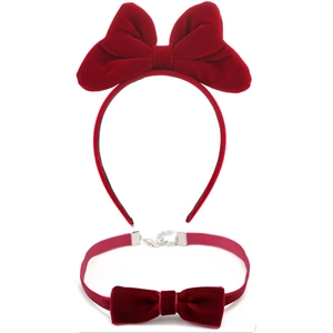 Détails d'un ensemble serre-tête et choker en velours rouge avec nœuds et chaîne en métal