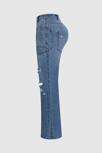 Détail de jean bleu délavé à taille haute avec poches cargo latérales et genoux déchirés