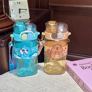 Détails des gourdes Capybara et Requin avec paille et bandoulière portable pour enfants