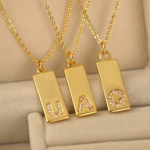 Detailansicht der goldenen Rechteck-Anhänger mit mikro-besetzten Zirkonia-Buchstaben