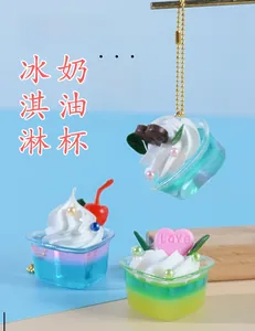 Vue détaillée de porte-clés sundae glacé artificiel avec textures de crème et cerises