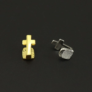 Détail de grillz croisés style hip hop en or et argent sur fond noir pour les dents