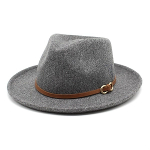 Détail du chapeau en laine gris avec bande en cuir marron et boucle dorée de style vintage