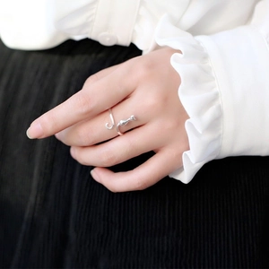 Anello gatto regolabile in argento dal design aperto, indossato come accessorio di moda