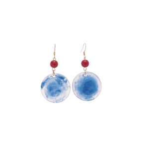 Boucles d'oreilles bohèmes en acrylique bleu marbré avec perle rouge et crochet doré