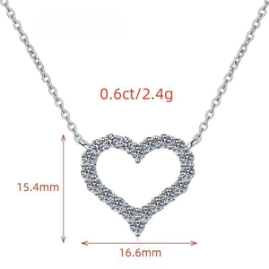 Vue détaillée du pendentif cœur en argent avec dimensions 15,4mm x 16,6mm et pierres 0,6ct
