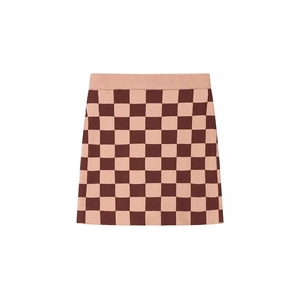 Vue à plat d'une jupe trapèze en maille avec motif à damier rose et marron élégant