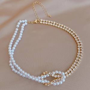Retro asymmetrischer Choker mit zweireihigen Perlen und Strassketten auf Satin