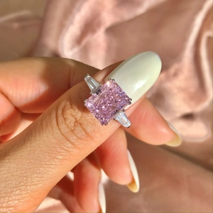 Gros plan d'une bague en argent S925 avec un grand zircon rose taille ice-flower
