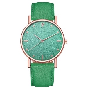 Dettaglio del quadrante cielo stellato con cassa in oro rosa e cinturino in pelle verde