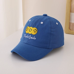 Detail einer blauen Kinder-Baseballkappe mit gelber Triple Smile Stickerei und Belüftungslöchern