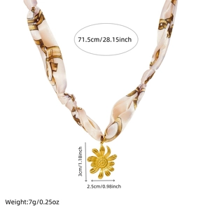 Collier ruban en soie avec pendentif tournesol doré et spécifications de taille