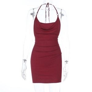 Détail de la texture tricotée sur une robe courte dos nu moulante bordeaux