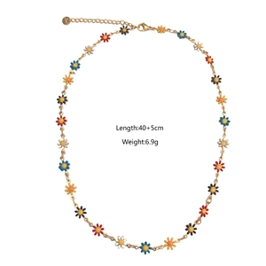 Détails des pendentifs marguerites colorés sur une chaîne de collier en acier doré