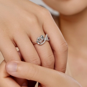 Détail de bague Mobius en argent S925 avec empreintes de bébé et pierre cœur rouge