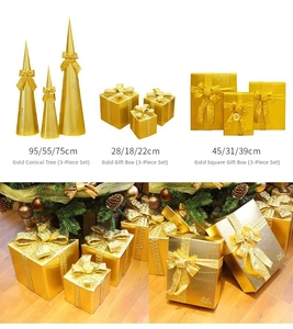 Dettaglio del set di scatole regalo di Natale dorate e alberi a cono con fiocchi