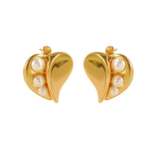 Élégantes boucles d'oreilles cœur dorées avec trois perles blanches verticales chic